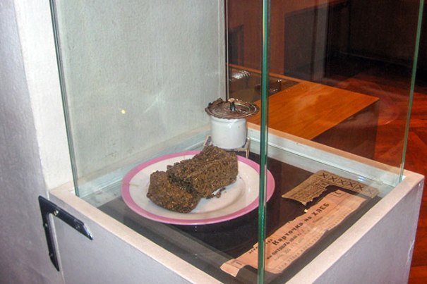 daily-ration-of-bread-during-the-siege-of-leningrad-in-st-petersburg