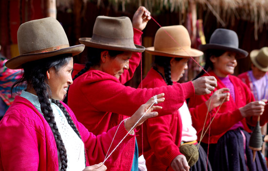 peru-people-women-weaving